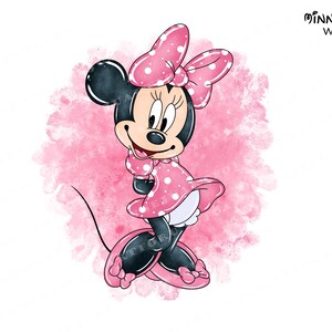 Op de afbeelding: Waterverfillustratie van Minnie Mouse in een roze jurk met stippen en een strik. De afbeelding heeft een roze aquarel achtergrond. Tekst in de afbeelding luidt "Minnie Mouse Watercolor Clipart 8 PNG".