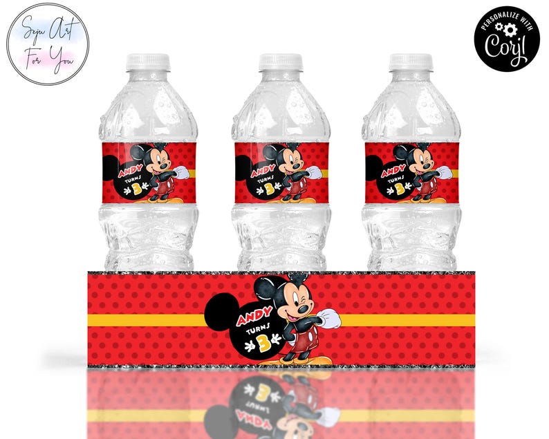 Puede incluir: Tres botellas de agua de pl&aacute;stico transparente con etiquetas rojas con Mickey Mouse y el texto "ANDY TURNS 3". Las etiquetas est&aacute;n sobre un fondo rojo con lunares blancos. Una pancarta roja y amarilla a juego est&aacute; en la parte inferior.
