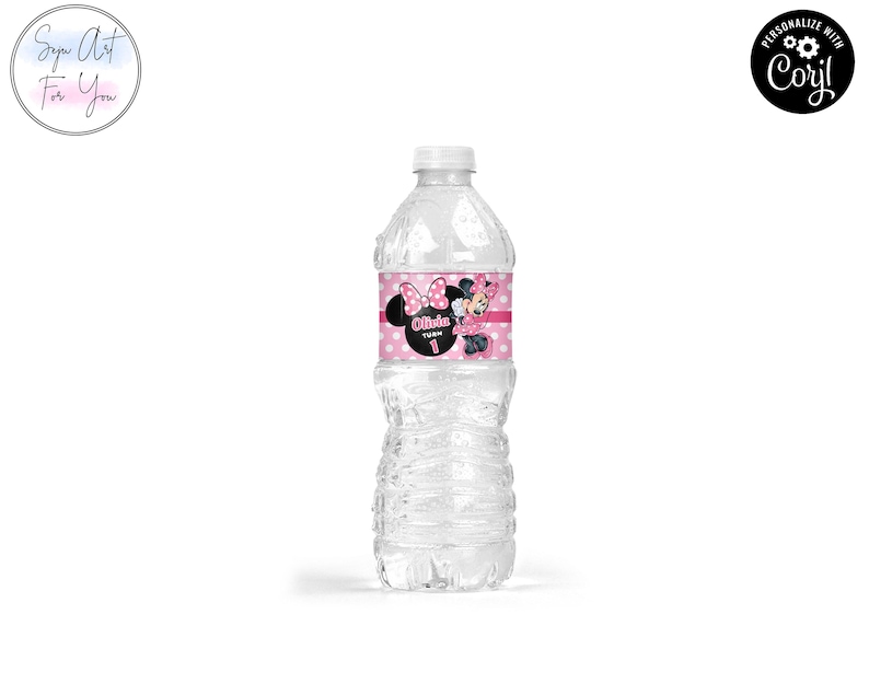 K&ouml;nnte beinhalten: Eine transparente Plastikwasserflasche mit wei&szlig;em Verschluss. Das Etikett zeigt einen rosa Hintergrund mit Polka Dots, Minnie Mouse-Grafiken und den Namen "Olivia" mit der Zahl "1". Die Flasche hat ein strukturiertes Design.