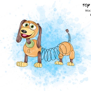 Puede incluir: Una ilustración de acuarela de Slinky Dog de la película Toy Story. Slinky Dog es un perro de juguete amarillo y marrón con un resorte para el cuerpo. Está sonriendo y tiene un fondo de acuarela azul.