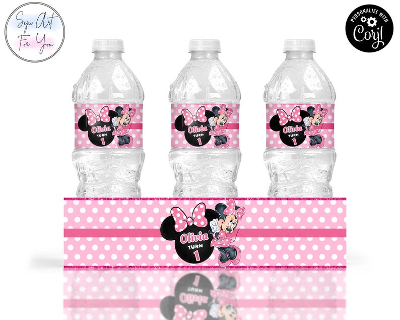 K&ouml;nnte beinhalten: Drei klare Wasserflaschen mit rosa Minnie Mouse-Themenetiketten. Jedes Etikett zeigt eine schwarze Silhouette von Minnie's Kopf mit einer rosa Schleife, den Namen "Olivia" und die Zahl "1". Ein passendes rosa gepunktetes Banner befindet sich unten.