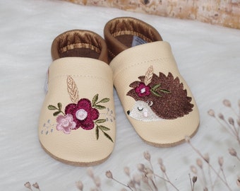 Lederpuschen, Krabbelschuhe, Babyschuhe, Hausschuhe | Igel & Blumen | bestickt, personalisierbar mit Namen | für Babys und Kinder