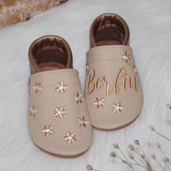 Lederpuschen, Krabbelschuhe, Babyschuhe, Hausschuhe | Blümchen | bestickt, personalisierbar mit Namen | für Babys und Kinder