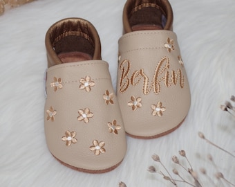 Lederpuschen, Krabbelschuhe, Babyschuhe, Hausschuhe | Blümchen | bestickt, personalisierbar mit Namen | für Babys und Kinder