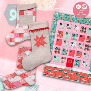 Peut inclure: Un calendrier de l'avent matelassé rose et vert avec 24 cases numérotées. Chaque case présente un motif différent sur le thème des fêtes, notamment des maisons, des bicyclettes et un camping-car. Le calendrier est entouré d'une bordure de maisons et d'arbres rouges et verts.