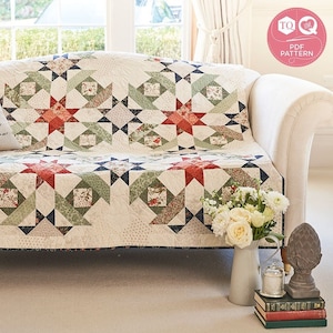 Może przedstawiać: Biała, zielona, czerwona i niebieska kołdra z wzorem gwiazdy. Kołdra jest złożona i drapowana na białej kanapie. Kołdra jest wykonana z różnych tkanin, w tym wzorów kwiatowych i jednolitych kolorów. Kołdra jest wzorem PDF.