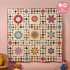 Può includere: Un modello di trapunta con una varietà di disegni floreali e geometrici in stile patchwork. La trapunta è composta da quadrati e rombi in tonalità di marrone, verde, crema e rosa. Il modello si chiama "To Love" ed è disponibile per il download in PDF.