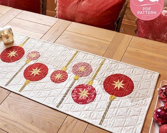 Camino de mesa navideño, Camino de mesa con adornos, Revista Today’s Quilter, Patrón de acolchado digital, Paula Hope, Descarga instantánea en PDF