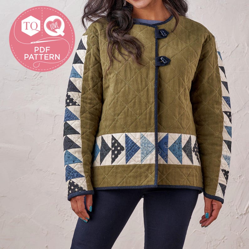 Puede incluir: Chaqueta acolchada verde oliva con un patr&oacute;n de diamantes, con un dise&ntilde;o geom&eacute;trico de tri&aacute;ngulos azules, blancos y negros. La chaqueta tiene un ribete azul marino y dos botones oscuros. La imagen tambi&eacute;n incluye un c&iacute;rculo rosa con el texto "PDF PATTERN".