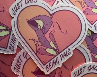 Divertida pegatina lésbica "Solo chicas siendo amigas", pegatina de meme sáfico, pegatina de vinilo del orgullo LGBTQ, regalo para mujeres que aman a mujeres, linda pegatina para portátil gay