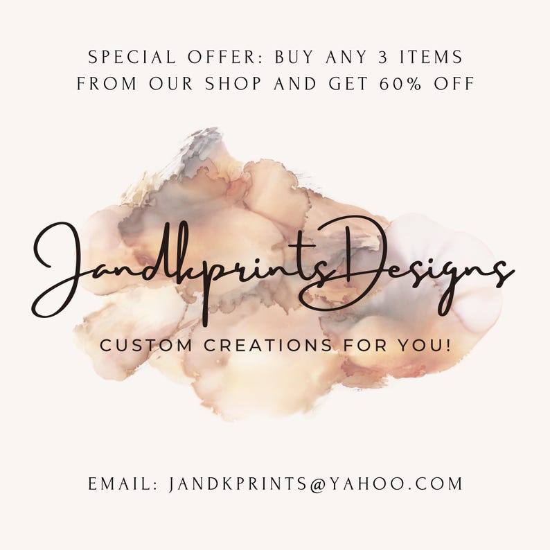 K&ouml;nnte beinhalten: Grafikdesign mit dem Text "Jandkprints Designs" in Schreibschrift, dem Slogan "Custom Creations For You!" und einer E-Mail-Adresse. Der Hintergrund hat einen Aquarell-Effekt mit einem Sonderangebot.