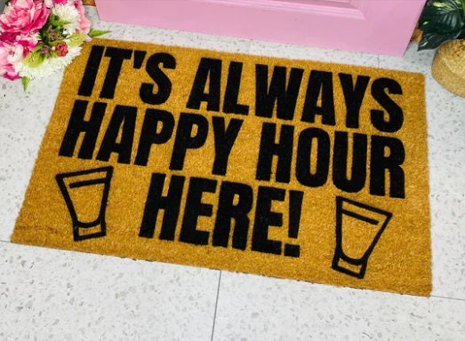 Es ist immer Happy Hour hier, lustige Fußmatte, süße Fußmatte, Fußmatte, Haustürmatte, benutzerdefinierte Fußmatte, Weingeschenk, lustiges Geschenk, unhöfliche Fußmatte