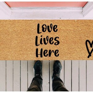 L&#39;amore vive qui zerbino, zerbino Gay Pride, regalo LGBT, regalo di nozze gay, regalo di inaugurazione della casa gay, tappetino di benvenuto LGBTQ, zerbino orgoglio, tappetino orgoglio