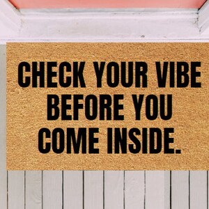Controleer je vibraties voordat je de deurmat binnenkomt. Good Vibes deurmat, aangepaste gepersonaliseerde deurmat, alleen Good Vibes, spiritueel decor