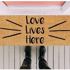 L&#39;amore vive qui zerbino, zerbino Gay Pride, regalo LGBT, regalo di nozze gay, regalo di inaugurazione della casa gay, tappetino di benvenuto LGBTQ, zerbino orgoglio, tappetino orgoglio