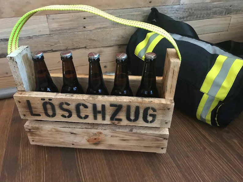 Männerhandtasche.Feuerwehr.Weinkiste.Flaschenträger.Palettenmöbel.Upcycling.Angeflammt.Weihnachtsgeschenk.Mann.Herrenhandtasche Bild 2