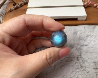 Magnifique petite sphère en labradorite