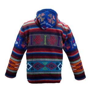 Puede incluir: Una chaqueta con capucha colorida con un patr&oacute;n a rayas y dise&ntilde;os geom&eacute;tricos. La chaqueta est&aacute; hecha de una tela suave y tejida y tiene un ajuste holgado.