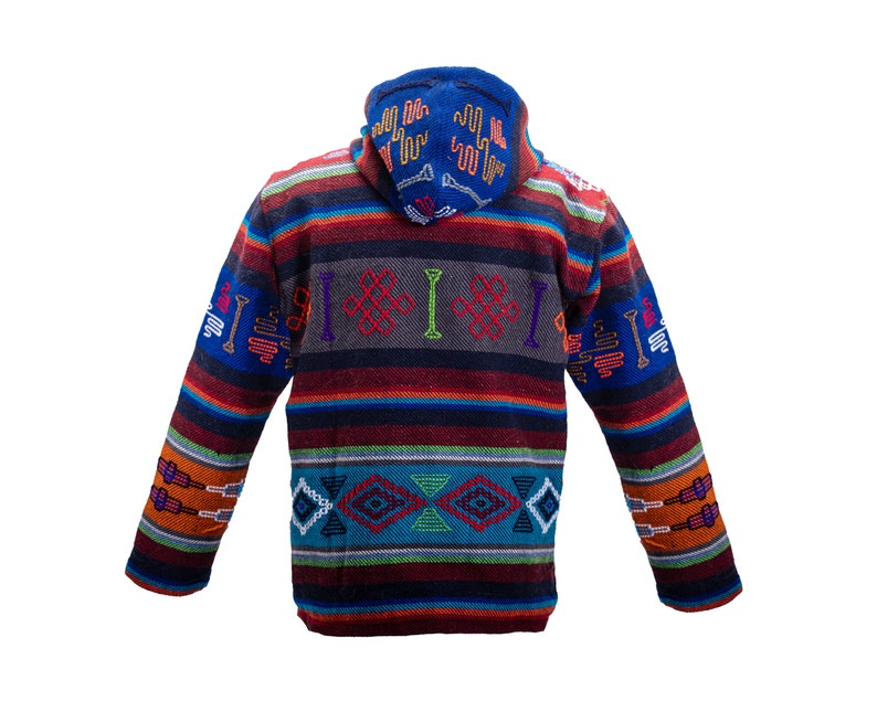Puede incluir: Una chaqueta con capucha colorida con un patr&oacute;n a rayas y dise&ntilde;os geom&eacute;tricos. La chaqueta est&aacute; hecha de una tela suave y tejida y tiene un ajuste holgado.
