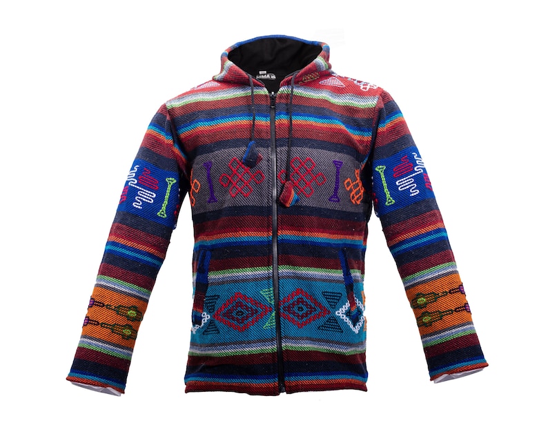 Puede incluir: Una chaqueta con capucha de rayas coloridas con cierre de cremallera y intrincados patrones geom&eacute;tricos. La chaqueta est&aacute; hecha de una tela suave y tejida y presenta una variedad de colores, incluyendo azul, rojo, naranja, verde y morado.