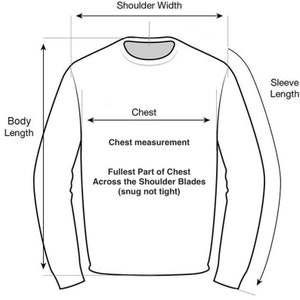 Puede incluir: Diagrama que muestra c&oacute;mo medir el ancho de los hombros, el pecho, la longitud del cuerpo y la longitud de la manga de una camisa de manga larga.