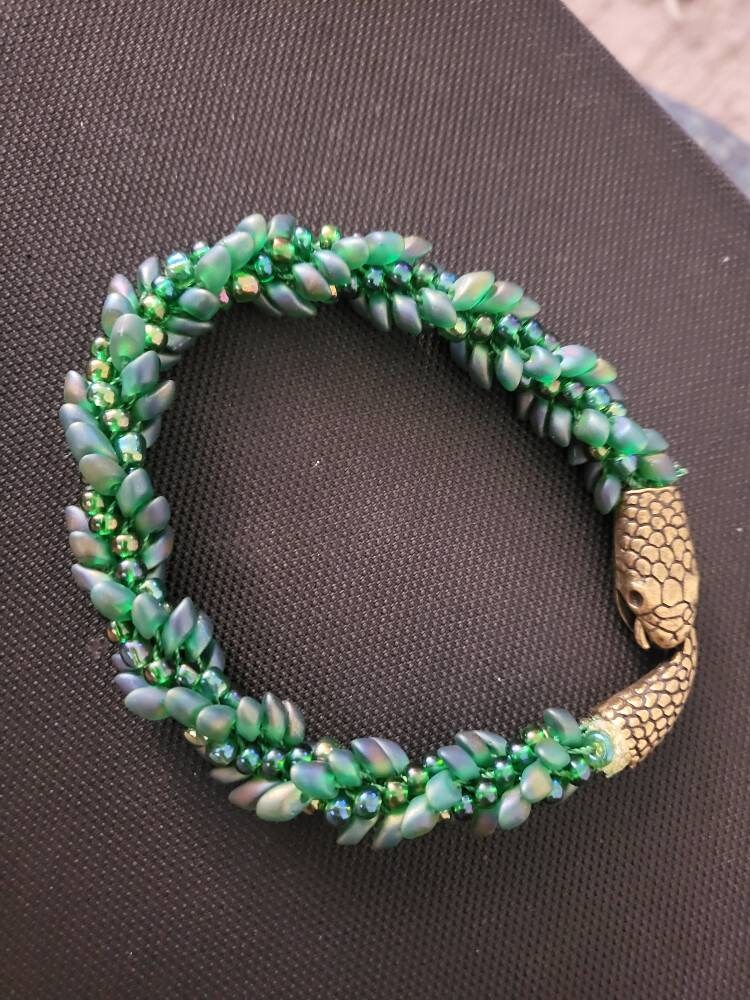 Shaggy Long Magatama Stretch Bracelet - First time beginner Chainmaille -  YouTube