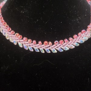 Colar de escamas de dragão rosa