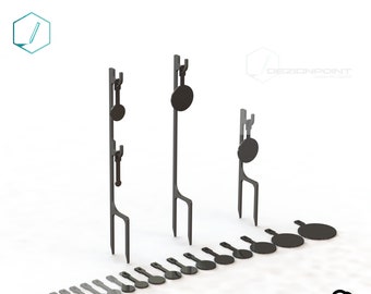 Può includere: Tre supporti per bersagli in metallo nero con altezza regolabile e bersagli circolari. I supporti sono disposti in ordine di dimensione, con il supporto più grande a sinistra e il più piccolo a destra. Ci sono anche 18 bersagli circolari più piccoli di varie dimensioni.