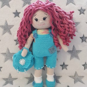 Rosaliè bambola amigurumi all'uncinetto , capelli ricci rossi , tuta blu, zainetto, regalo per tutti