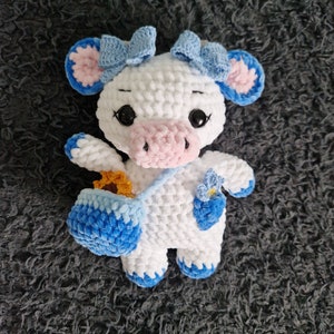 Mucca con fiocchetti all'uncinetto con cestino con fiori 、peluche mucca、peluche Animale あみぐるみ、fatto a mano