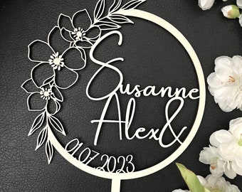 Caketopper-Kranz für Hochzeitstorte mit filigranen Blumen aus Holz, personalisiert mit euren Namen für Torten & Kuchen in Natur oder Farbe