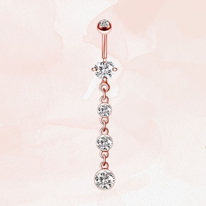 K&ouml;nnte beinhalten: Ein Bauchnabelpiercing aus Ros&eacute;gold mit einer baumelnden Kette aus klaren Zirkonia-Steinen.
