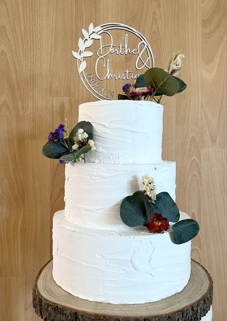 Caketopper-Kranz für Hochzeitstorte mit filigranen Blättern aus Holz, personalisiert mit euren Namen für Torten & Kuchen in Natur oder Farbe Bild 3