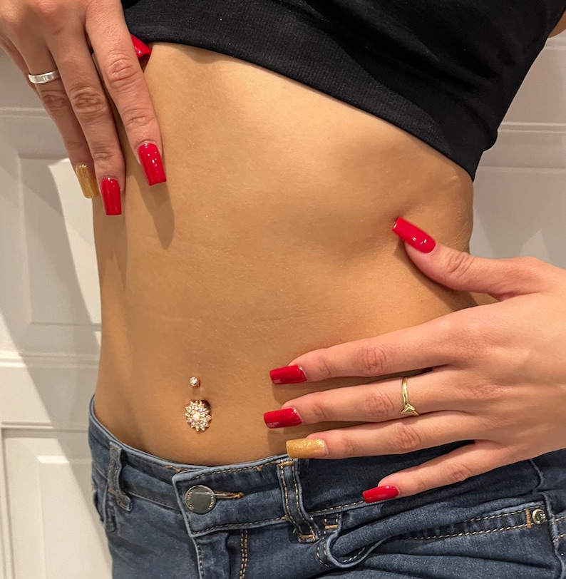 Flower belly button piercing in rose gold for a special appearance image 6