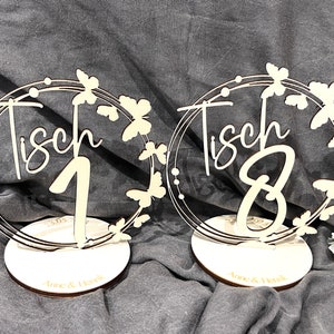 Hochzeits-Tischnummern, personalisierte Tischkarten im Schmetterlingsdesign aus Holz für die große Party mit Namen&Datum - Version "Zahl"