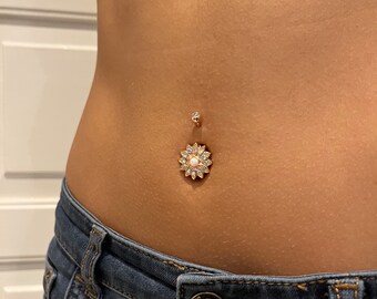 Blume Bauchnabelpiercing in Roségold für den besonderen Auftritt