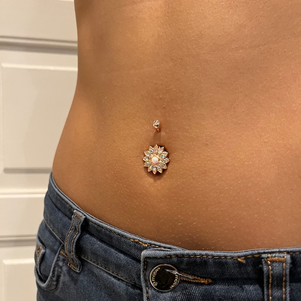 Flower navel piercing in rose gold for a special appearance