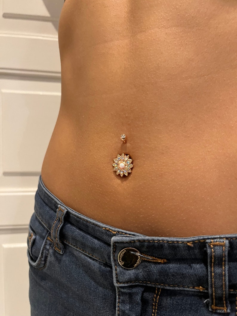 Flower belly button piercing in rose gold for a special appearance image 1