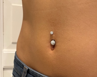 Schickes, glitzerndes Bauchnabelpiercing in roségold für den Alltag