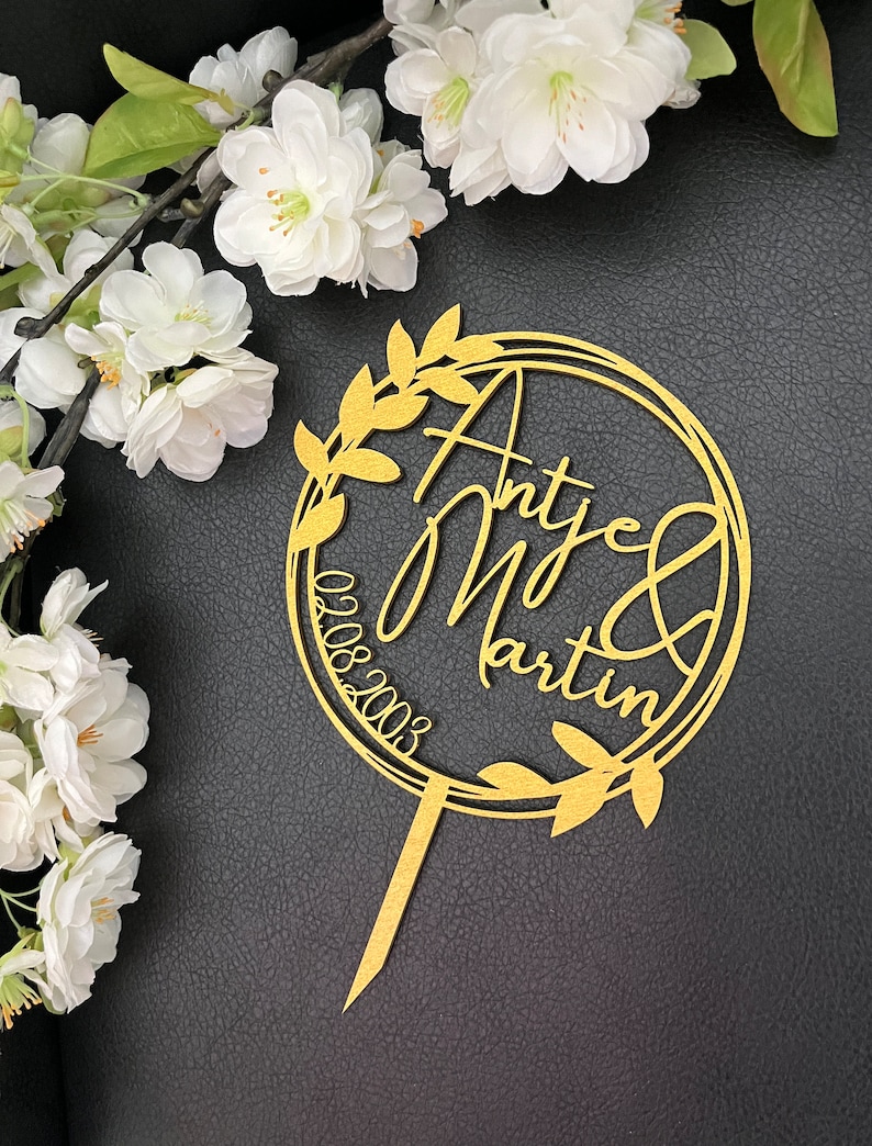 Caketopper-Kranz für Hochzeitstorte mit filigranen Blättern aus Holz, personalisiert mit euren Namen für Torten & Kuchen in Natur oder Farbe Bild 6