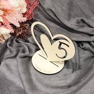 Personalisierte Tischnummern/Tischkarten für Hochzeiten im Herzdesign aus  Holz für den Hochzeitstisch mit euren Namen&Tag - Version "Zahl"