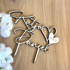Caketopper für Hochzeitstorte mit Herzen aus Holz, personalisiert mit euren Namen für Torten und Kuchen in Natur oder Farbe