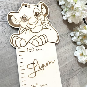 Personalisierte Messlatte König der Löwen aus Holz fürs Kinderzimmer, Wanddekoration  für Kinder in 6mm starkem Holz