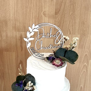 Caketopper-Kranz für Hochzeitstorte mit filigranen Blättern aus Holz, personalisiert mit euren Namen für Torten & Kuchen in Natur oder Farbe Bild 7