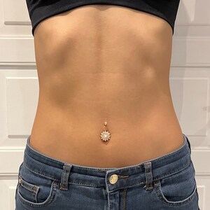 Flower belly button piercing in rose gold for a special appearance image 2