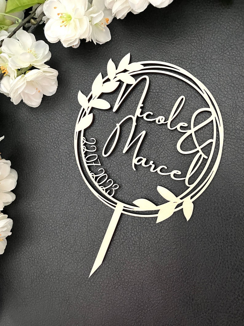 Caketopper-Kranz für Hochzeitstorte mit filigranen Blättern aus Holz, personalisiert mit euren Namen für Torten & Kuchen in Natur oder Farbe Bild 1