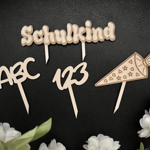 Schulkind-Caketopper aus Holz und drei weitere Caketopper, Einschulungspaket für den den optimalen Start, Schultüte, Rucksack und ABC