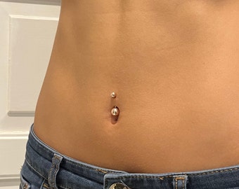 Schlichtes, schickes Bauchnabelpiercing in roségold für den Alltag