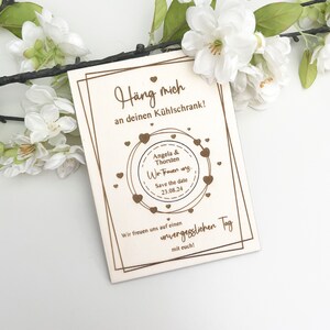 Save the Date-Karte mit Magnet für Kühlschrank als Erinnerung an eure Hochzeiten, mit Namen des Hochzeitspaares