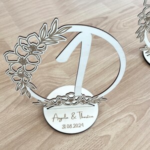 Tischnummern aus Holz, personalisierte Tischnummern für Hochzeit oder Party mit gravierten Blumen und  euren Namen & Datum